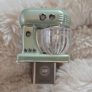 Bath & Body Works Mint Green Mixer Light-Up Wallflower Plug